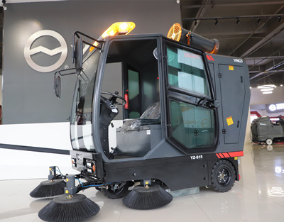 駕駛式掃地機(jī)